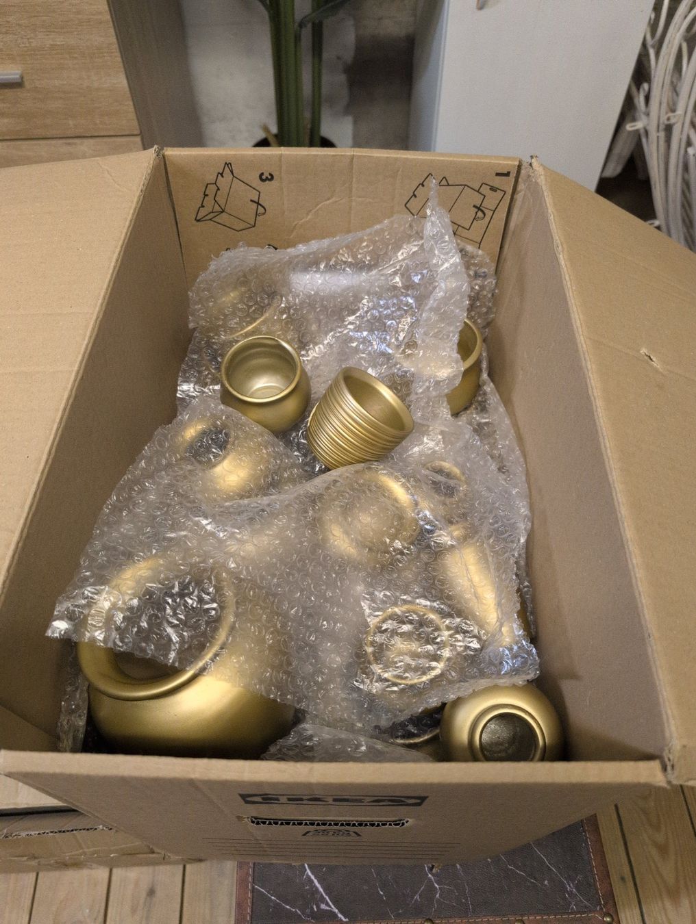 Vasi & Recipienti: Zwei Boxen diverser goldener Vasen – Usato da Huttwil venduto da Schnuegu13