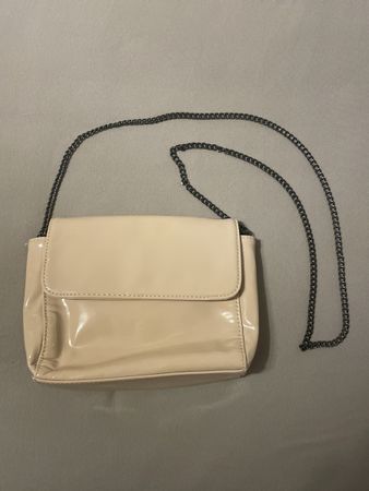 Schicke beige Umhängetasche mit Kette