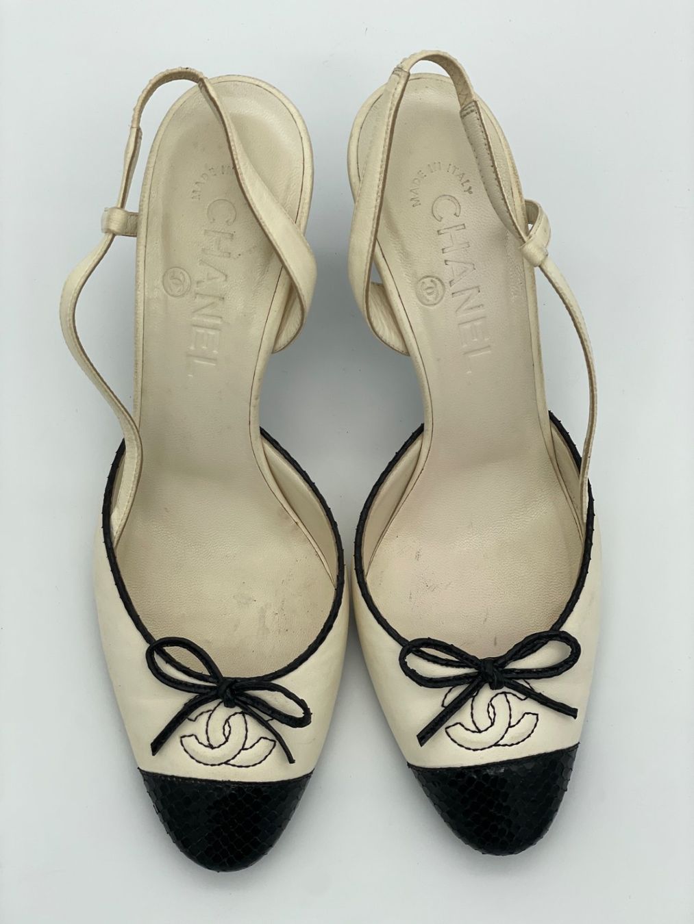 Chanel Scarpe da donna: Chanel CC Bow Cap Toe Slingback EU 36.5 Beige – Usato da Zürich venduto da shoe_shop 4