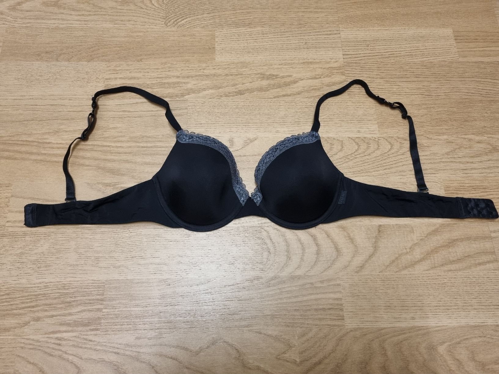 Esprit Sonstige Unterwäsche: Esprit Damen BH schwarz Grösse 75A  – Gebraucht aus Kollbrunn von Tinchjen