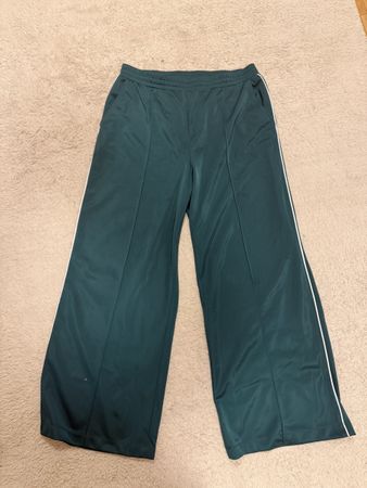 Dunkelgrüne H&M Trainerhose, seidenartiger Stoff