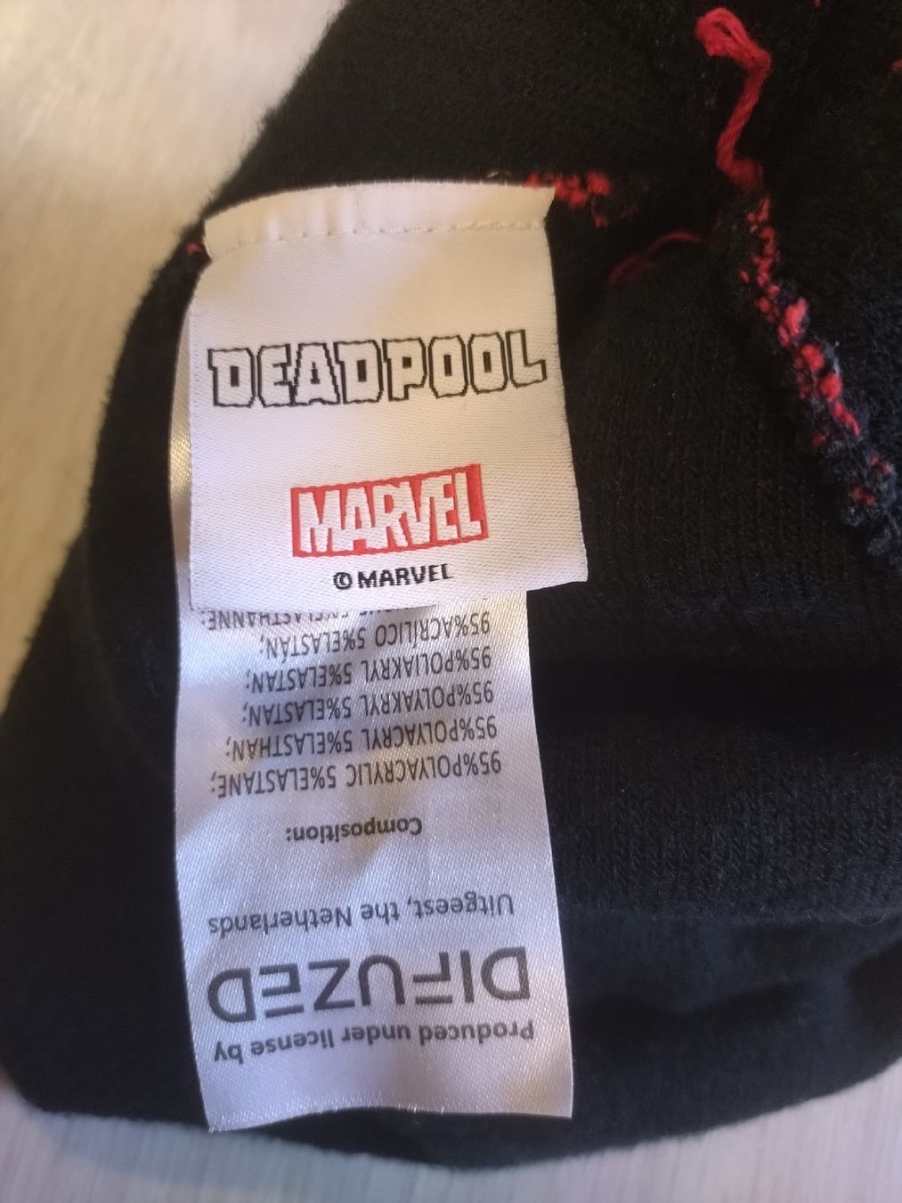 Copricapi, berretti & cappellini: Bonnet Deadpool Marvel noir rouge avec pompon  – Usato da Farvagny-le-Grand venduto da LaCaverne 3