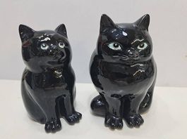 Zwei grosse Katzenstatuen