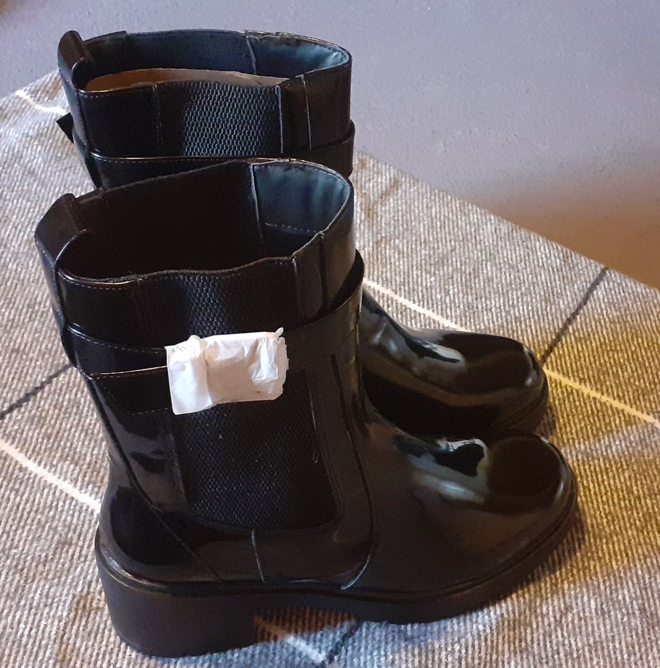Scarpe da donna: Modischer Boot / Stiefel mit dekorativer Schnalle, Lackoptik – Nuovo e nell'imballaggio originale da Herisau venduto da Sakusson 2