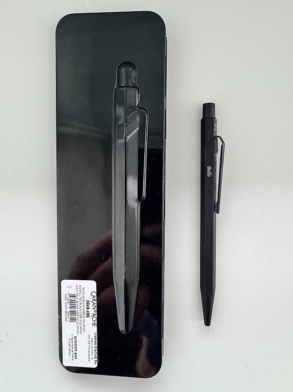 Stifte & Marker: Stylo Caran d'Ache 849 Black Code gravé "Bello" – Neu und originalverpackt aus Morges von con_jw6n 1