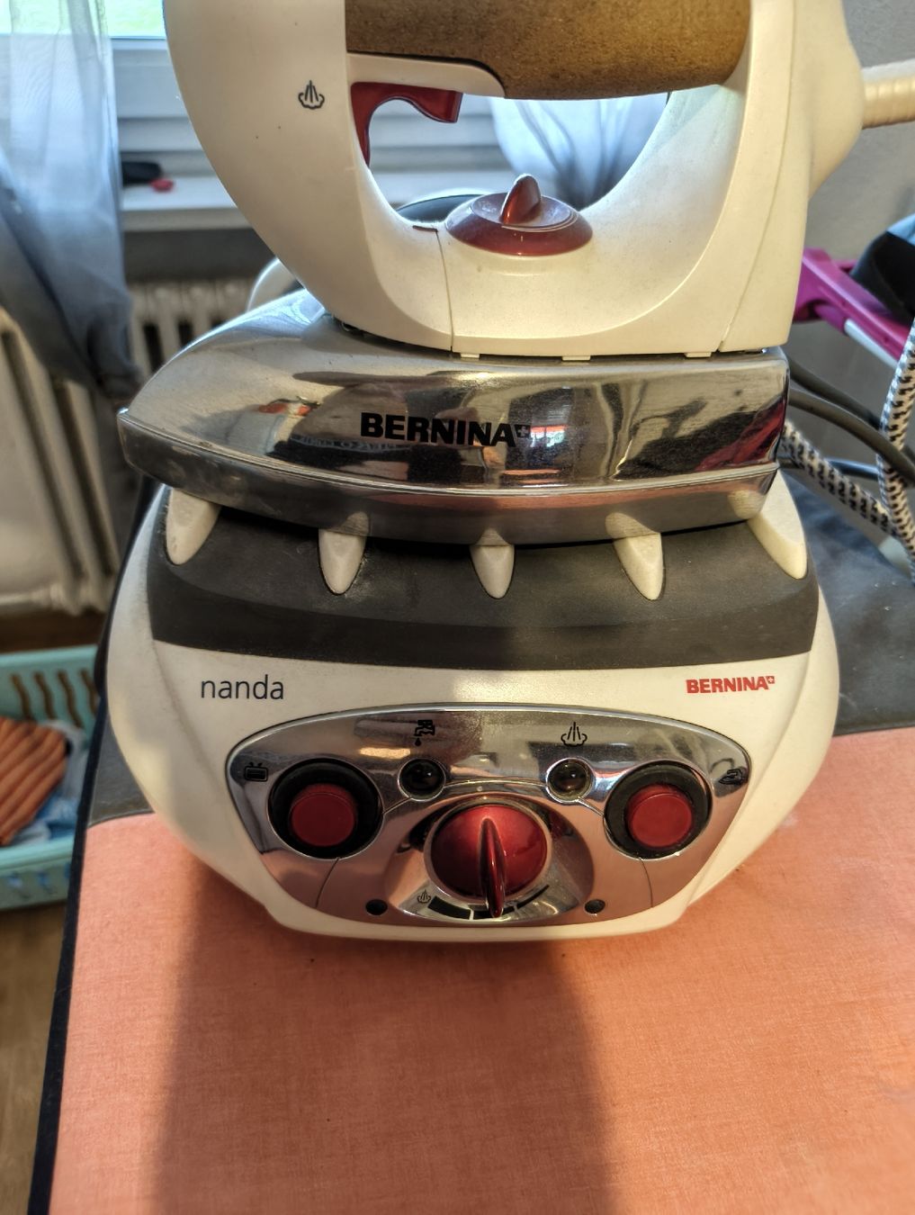 Bernina Bügeleisen: Bernina Bügeleisen  – Gebraucht aus Ebersol von Bmwe30e46