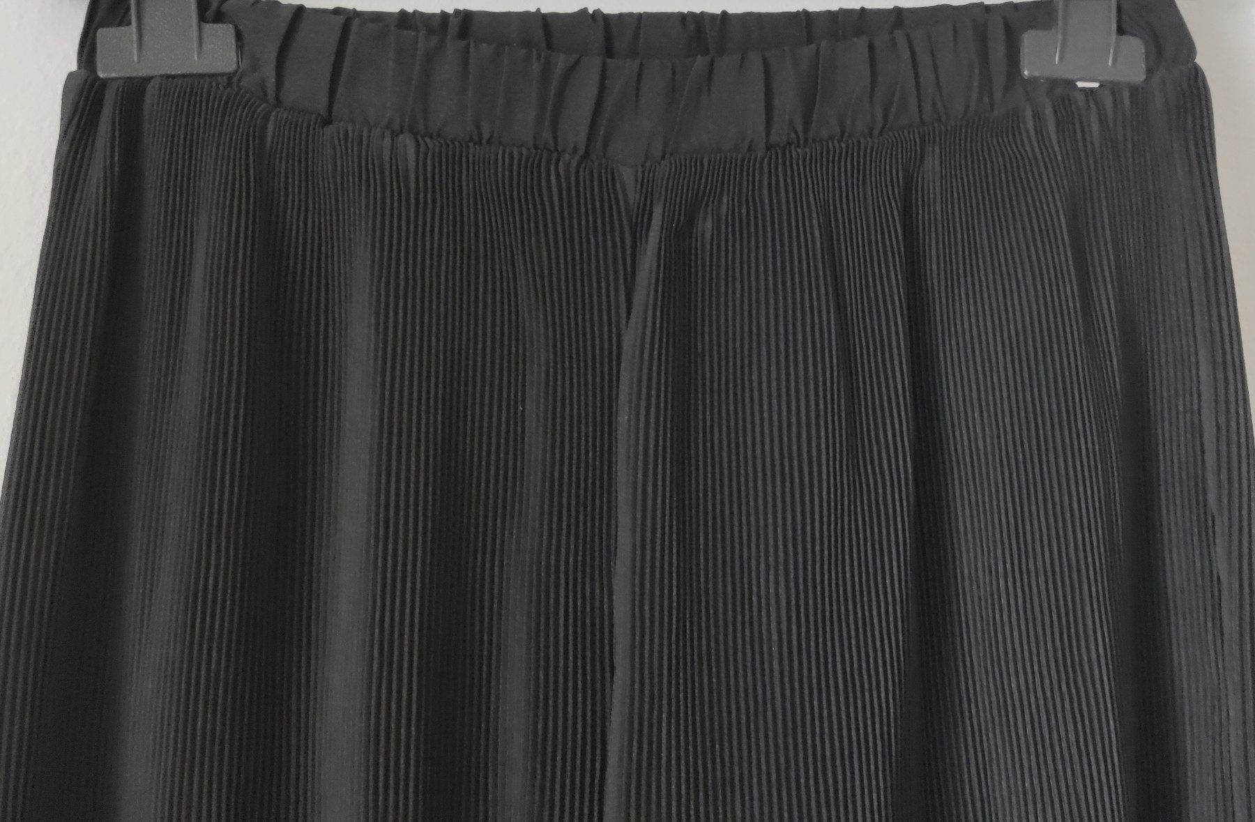 Hosen: PrettyLittleThing Plissee Hose Pantalone black Gr.34 – Gebraucht aus Winterthur von Lotusherz 2