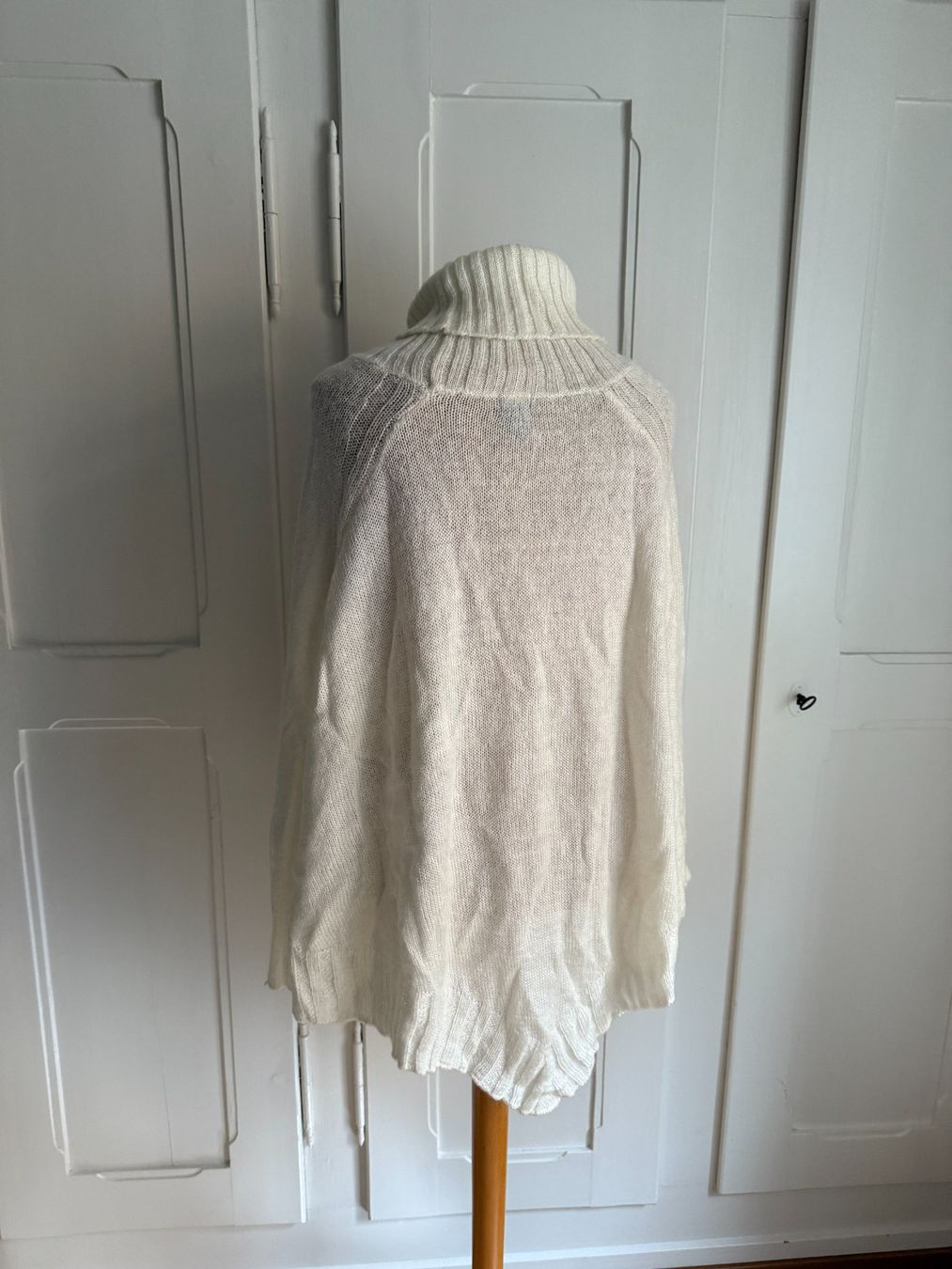 H&M Autres vêtements femmes: Strick Rollkragen Poncho offweiss – D'occasion à Zürich par Diazaio 2