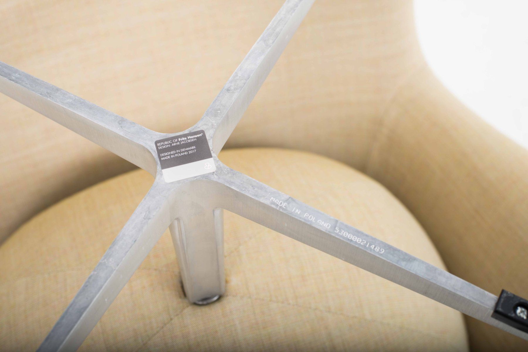 Fritz Hansen Poltrone: Fritz Hansen Egg Chair & Ottoman von Arne Jacobsen – Usato da Zürich venduto da STUZH38 8