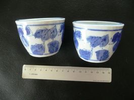 2 kleine Ton (?)-Töpfchen