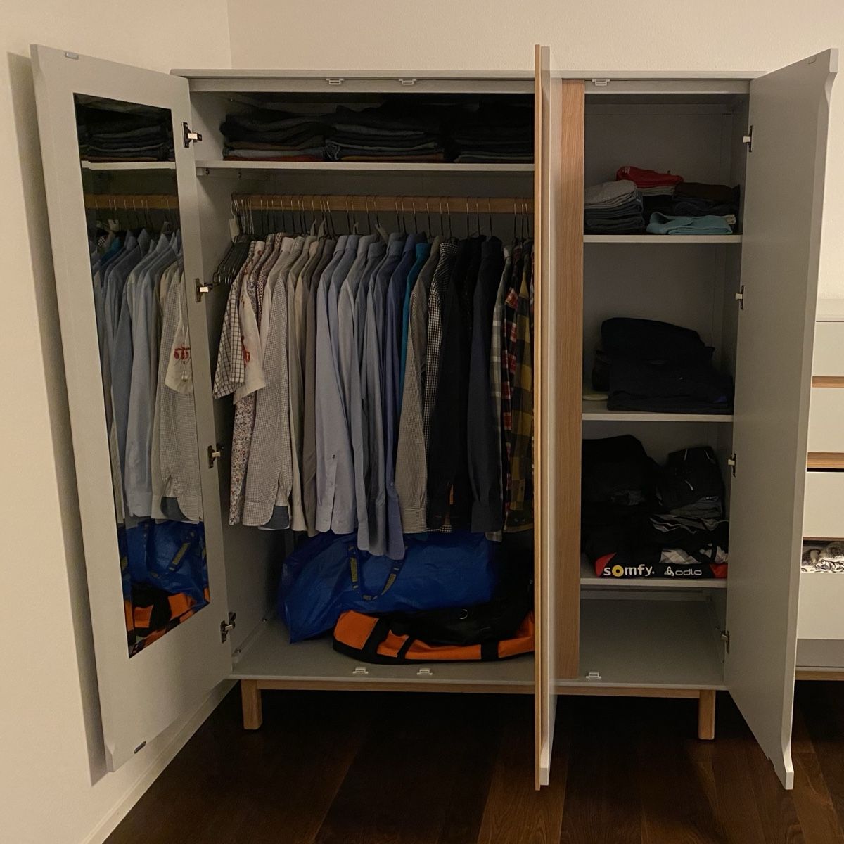 Armadi: Modern White 3-Door Wardrobe – Usato da Baden venduto da emi_55vx 2