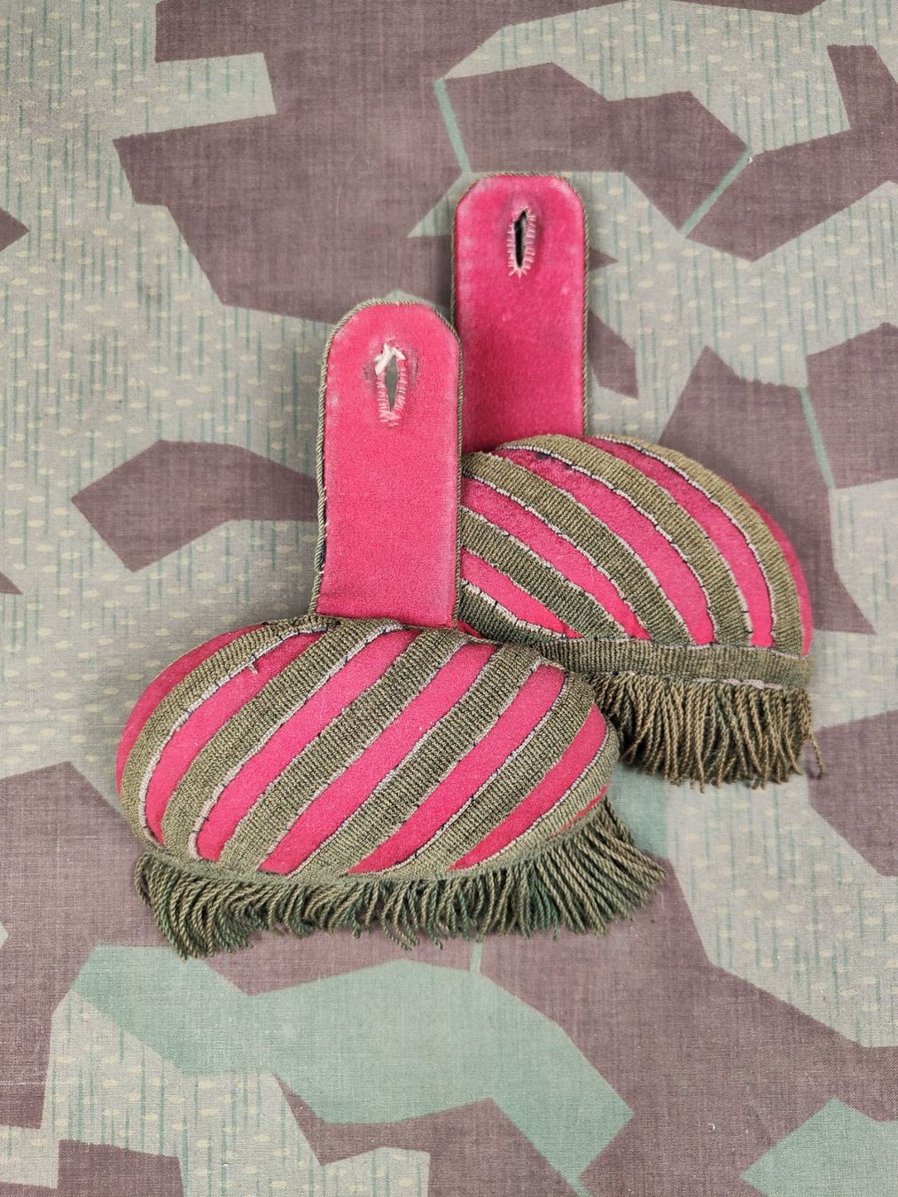 Schweizer Armee Uniformen: Schwalbennester Ord. 1852/61 Trompeter der Jäger – Gebraucht aus Bauma von SwissMilitaria