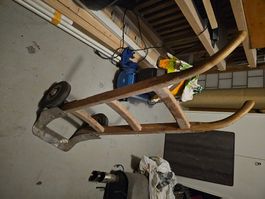 Sackkarre aus Holz mit Metallschaufel