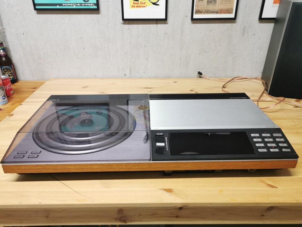 A Bang & Olufsen Beocenter 7002 music centre comprising two-speed