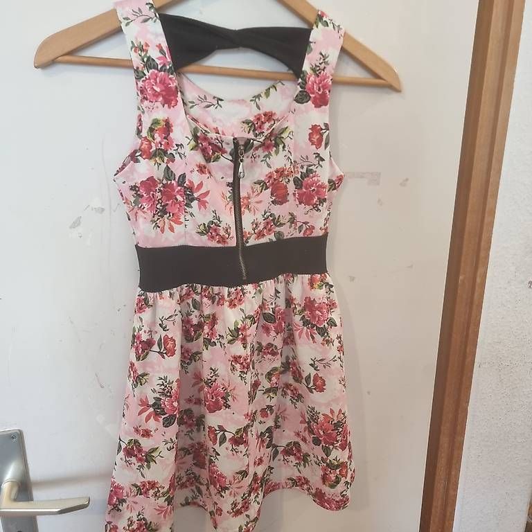 Vestiti & Gonne: Mädchen Kleid mit Blumenmuster – Usato da Bern venduto da DiLara2000