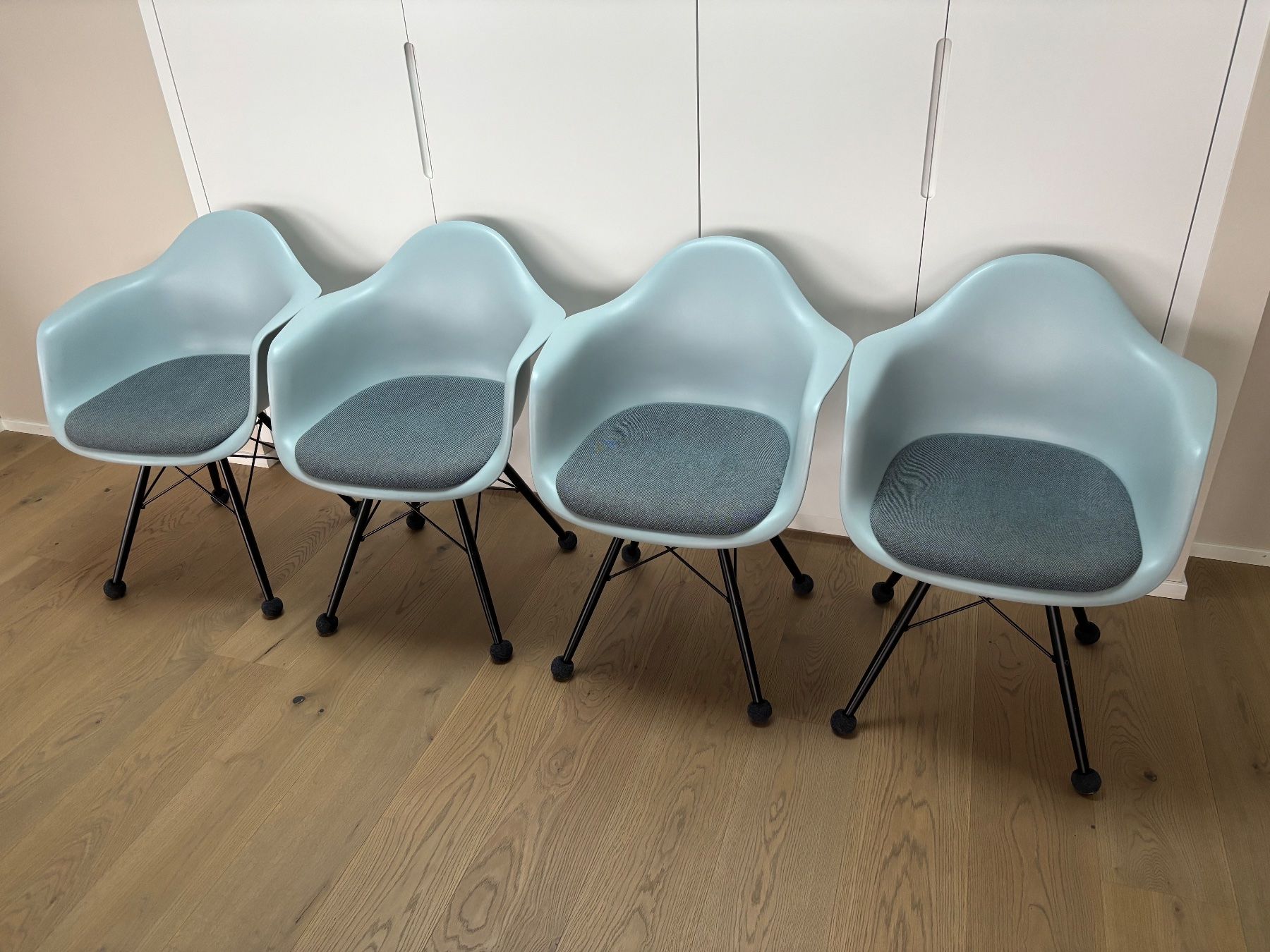 Vitra Sedie: 4 Vitro Eames Plastic Arm Chair DAW Eisgrau mit Sitzpolster – Usato da Männedorf venduto da mul_2t5j 1