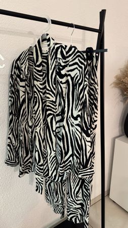 Ensemble zèbre tendance! Chemise et pantalon assortis.