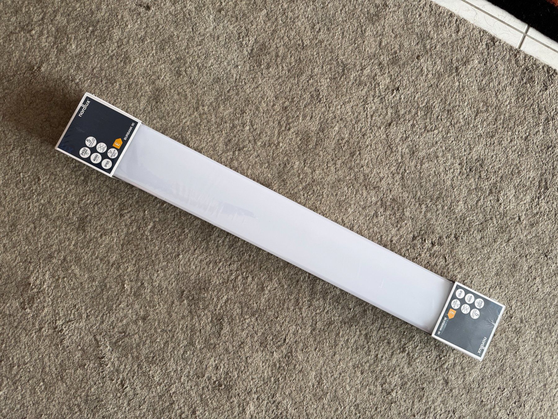 Kronleuchter & Deckenlampen: LED-Sensor-Lichtleiste Burbank IP65 Kunststoff, 90cm, 4.000K – Neu und originalverpackt aus Neuheim von iCom2001