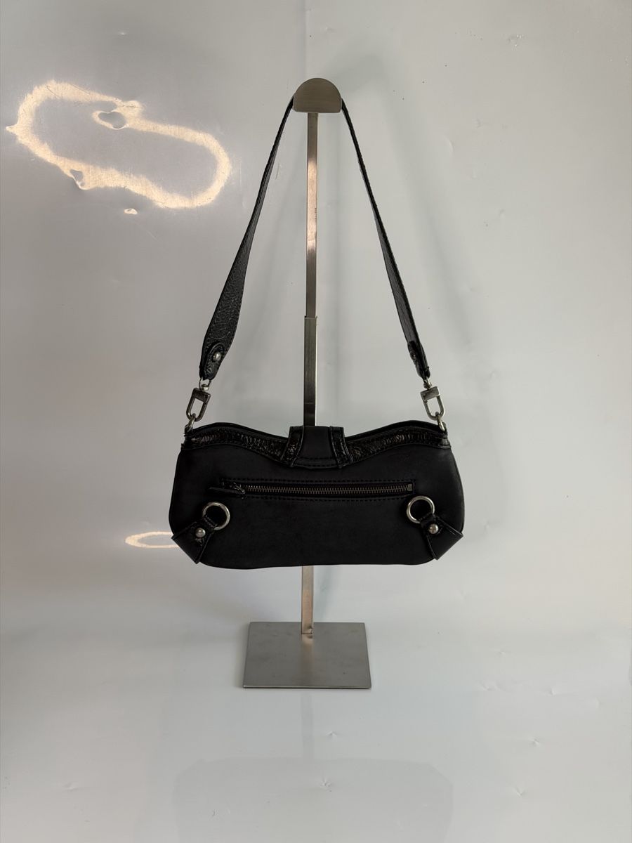 Guess Sacs femmes: Original Guess Baguette Schultertasche  – D'occasion à Vionnaz par b_f_d_r_g 1