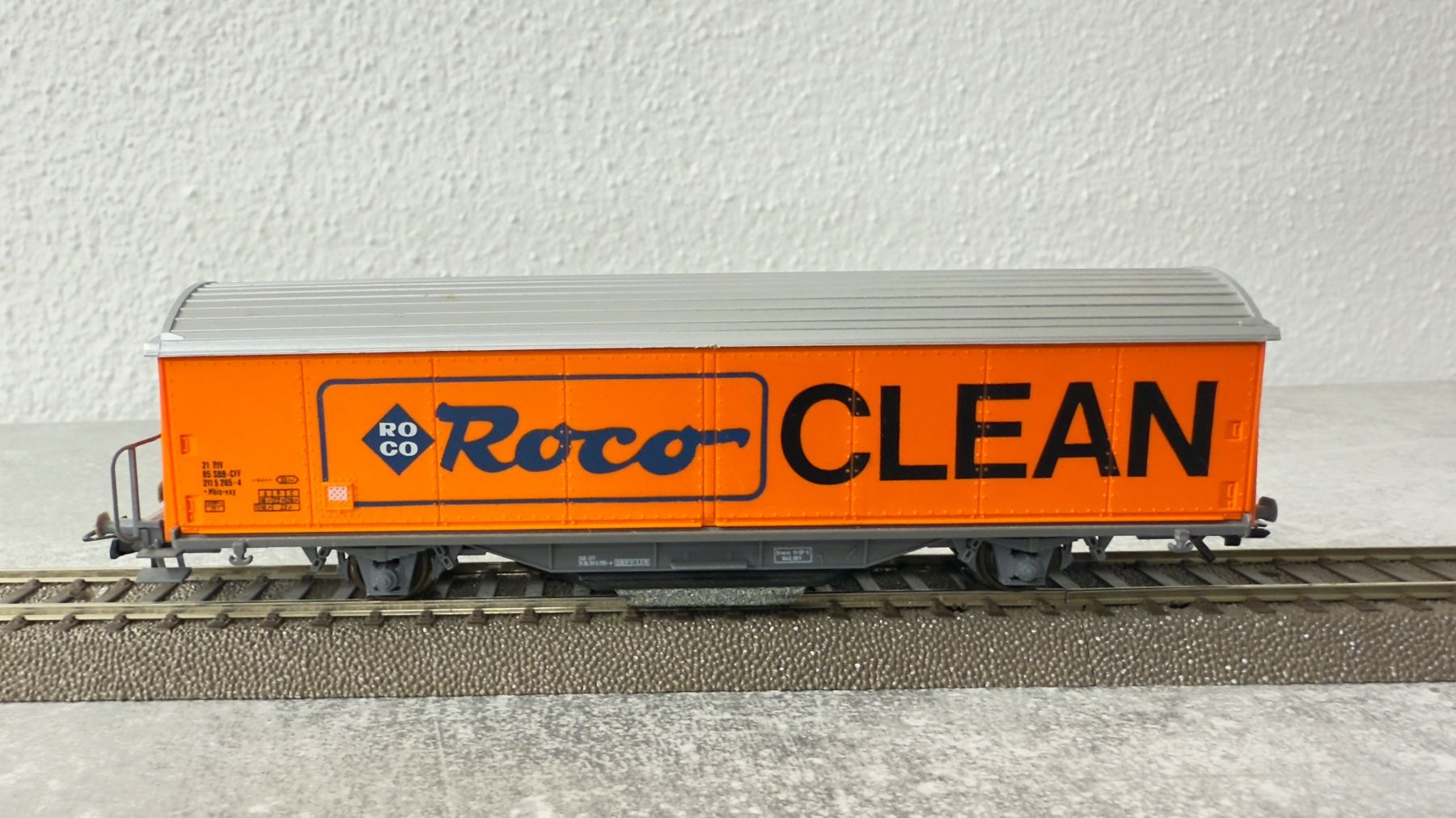 Roco Modellini di ferrovie: Roco Güterwagen Clean - Gleisreiniger H0 / DC – Usato da Schlieren venduto da rat_lq6b 1
