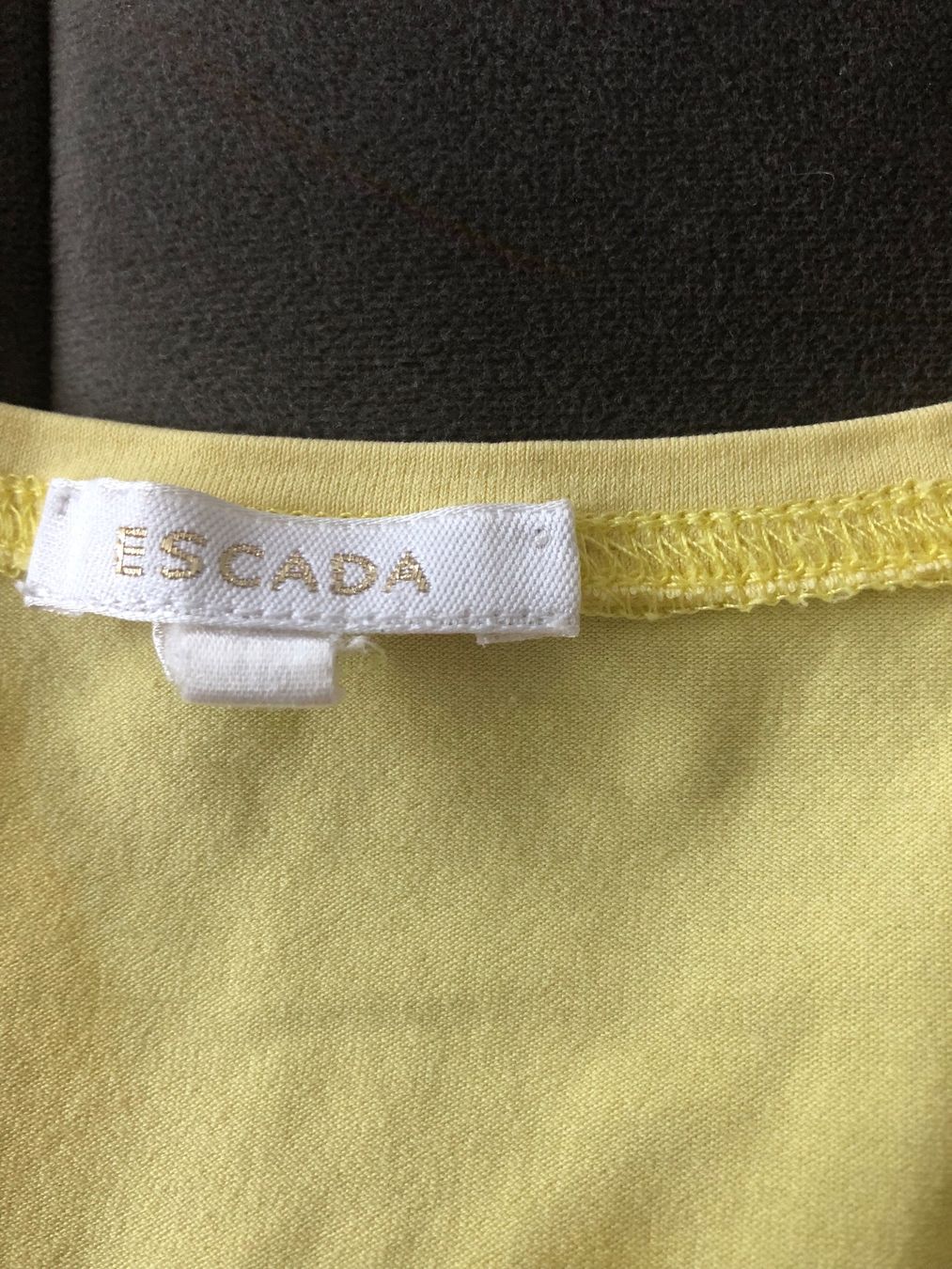 Escada T-shirt: T-shirt Escada gr 38 – Usato da Delémont venduto da stella063 1