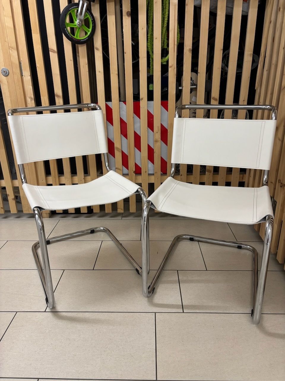 Sedie: 2 x Freischwinger Stühle weiss – Usato da Turbenthal venduto da ah.styx