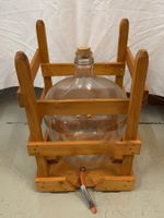 Grosse Glasballon-Flasche im Holzgestell für Wein, Top!