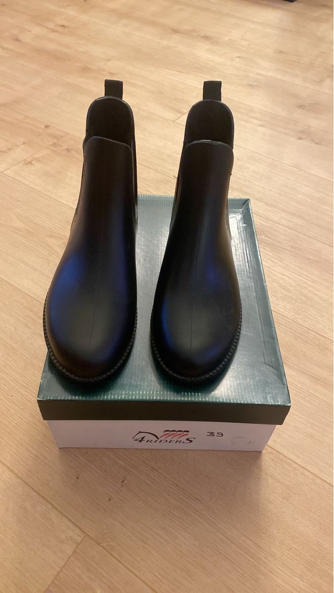 Scarpe per cavalli: Bottes d’équitation , ! Taille 39 neuve – Nuovo (secondo la descrizione) da Cortaillod venduto da dyl_7j58