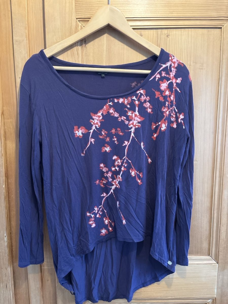 Guess Tops: GUESS pull S modal – D'occasion à Arbaz par nin_zqc6