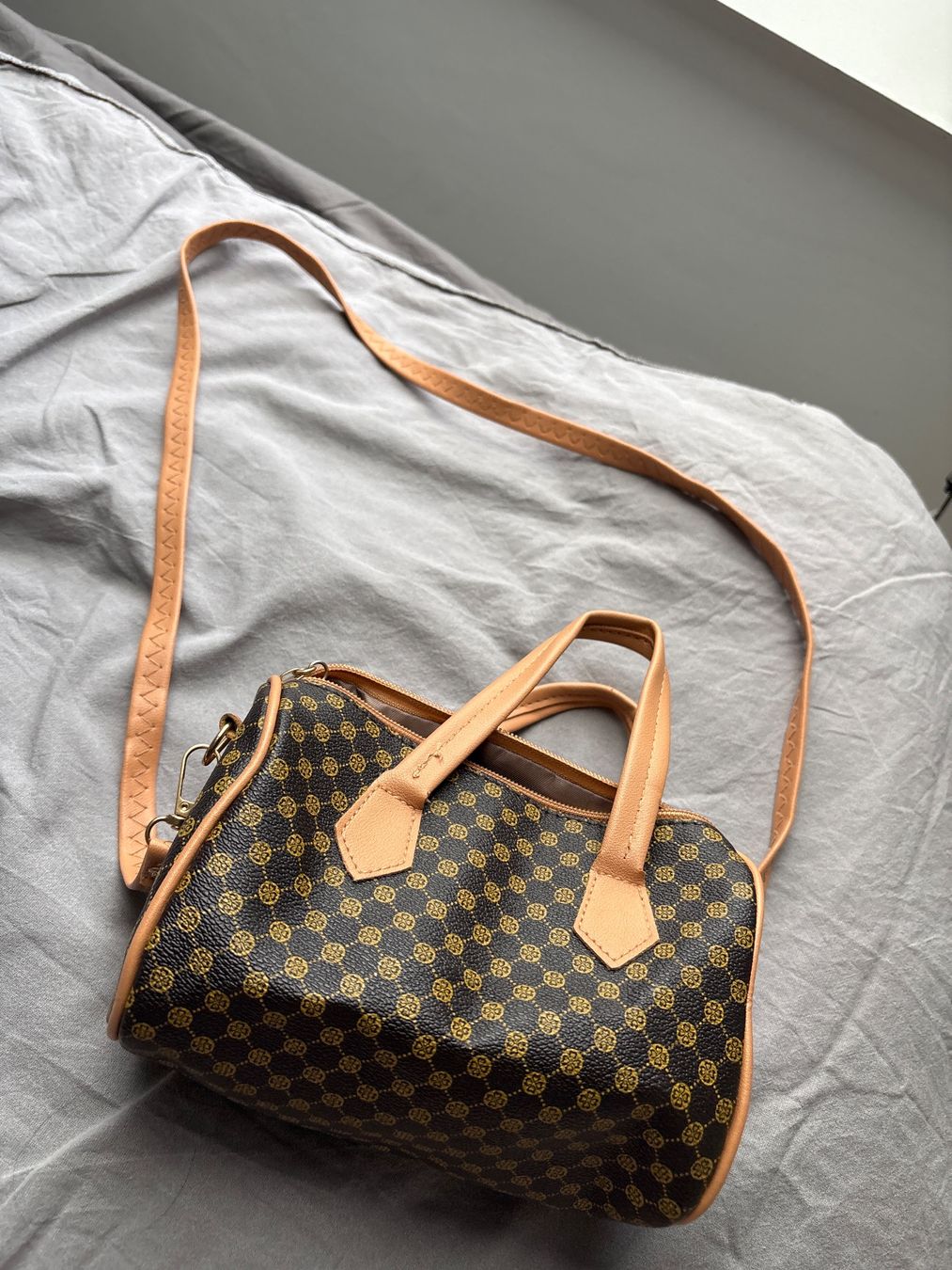 Shein Borse da donna: Sac à main doré et noir – Usato da Nidau venduto da hel_vwr6 1