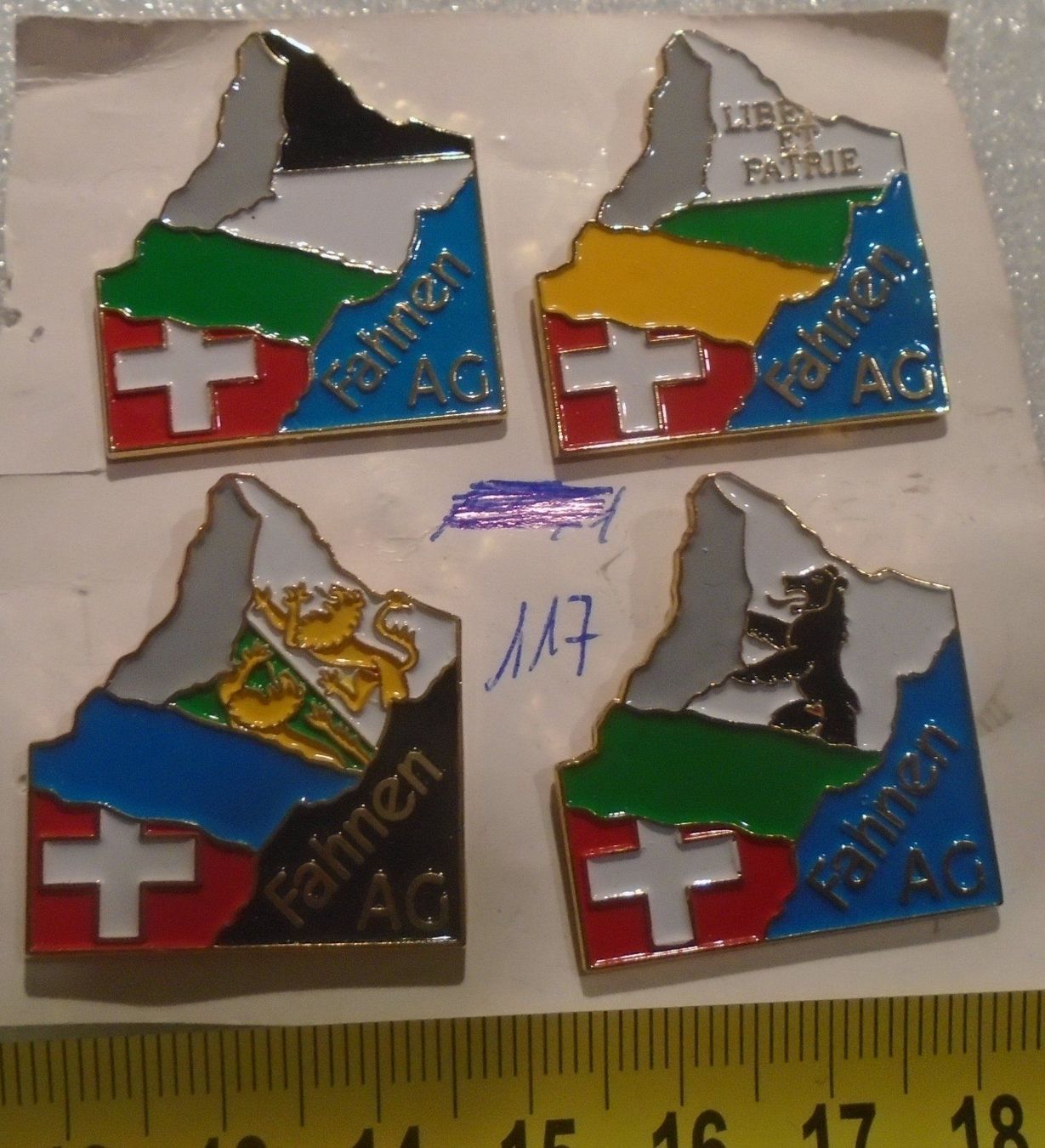 Placchette & Badge: 4 ver Schweiz Pins (117) – Usato da Winterthur venduto da Beli2000