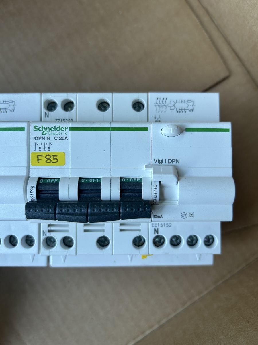 Schneider Stromzufuhr: 4x FI/LS C 20A 30mA 3LN + 2x LS 10A – Gebraucht aus Tann von iundsh 1