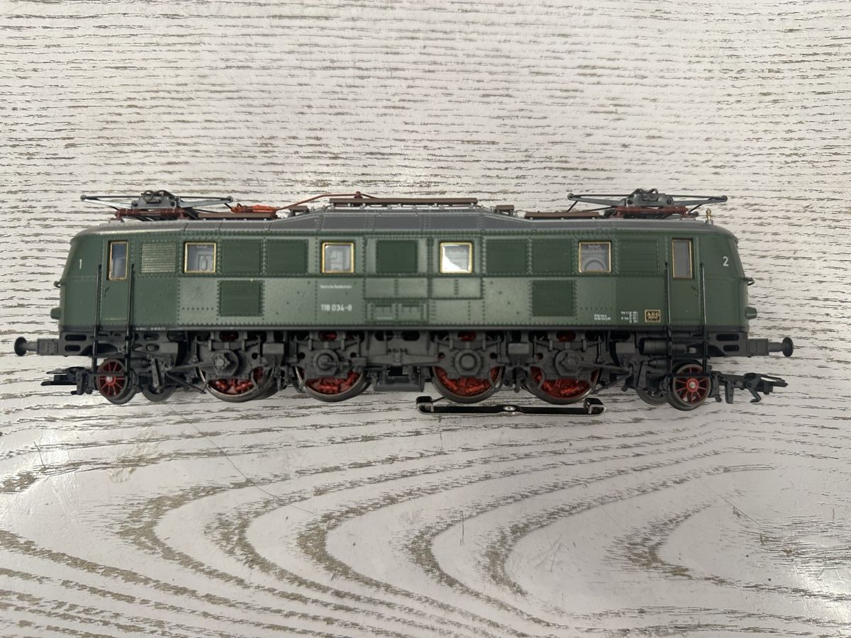 Märklin Modellini di ferrovie: Märklin 3367 DB BR 118 – Usato da Lupsingen venduto da New-Haven 1