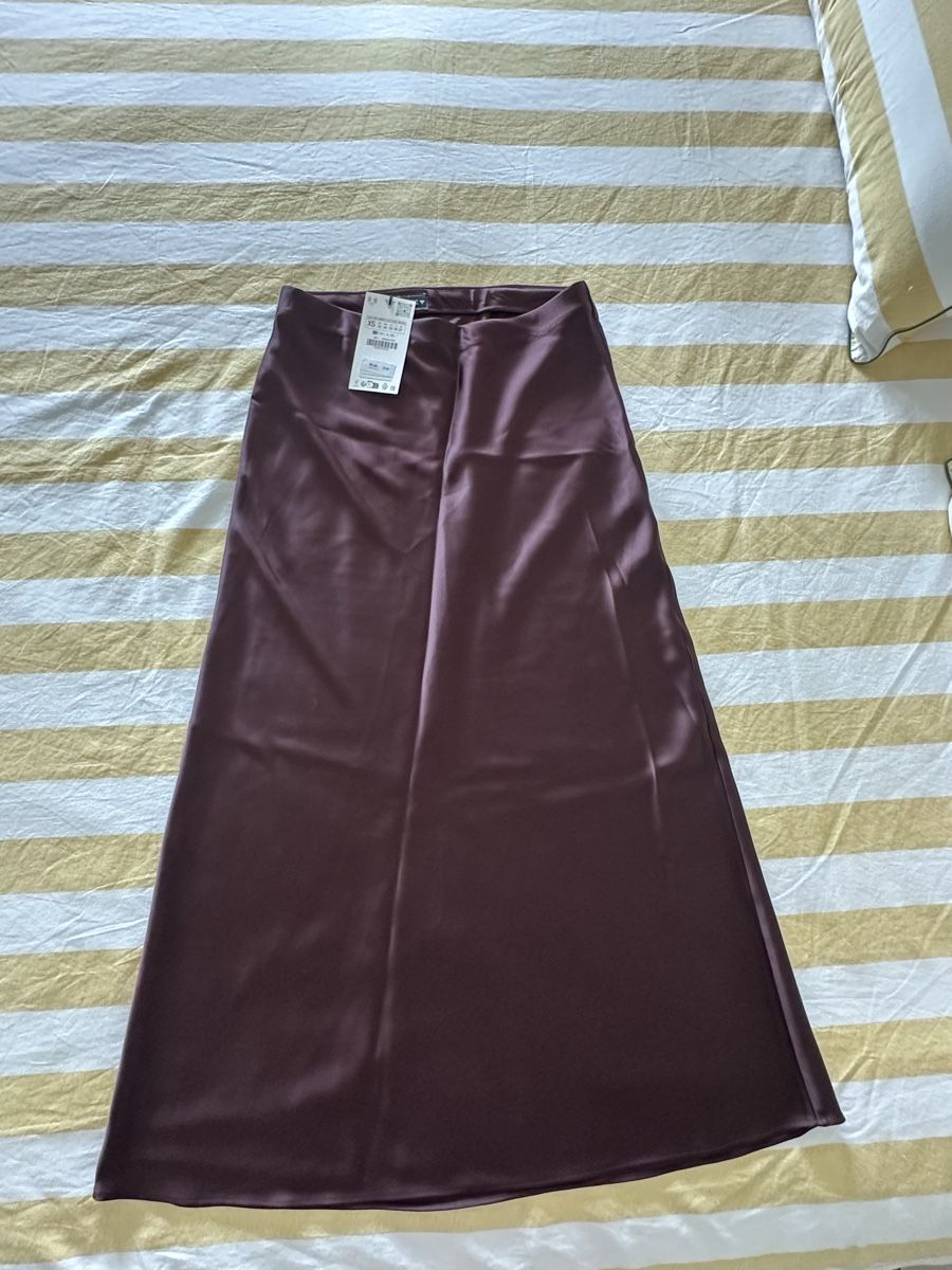 Zara Gonne: Midi satin skirt  – Nuovo e nell'imballaggio originale da Buchrain venduto da Franciscacsousa 1