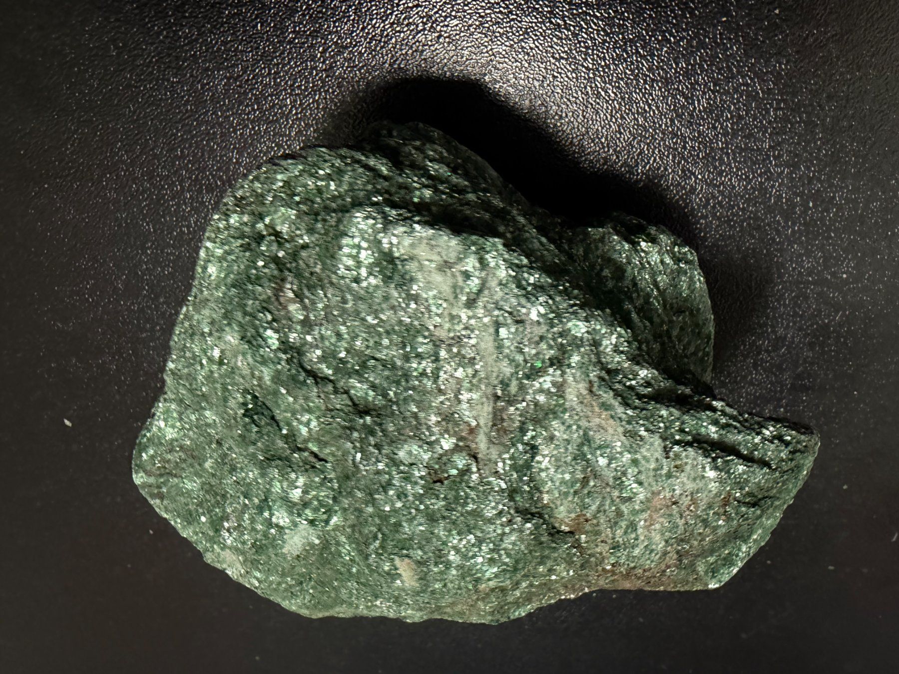 Mineralien & Heilsteine: Fuchsit Rohstein glänzend (1.2) – Neu (gemäss Beschreibung) aus Muri b. Bern von Gemmes 1