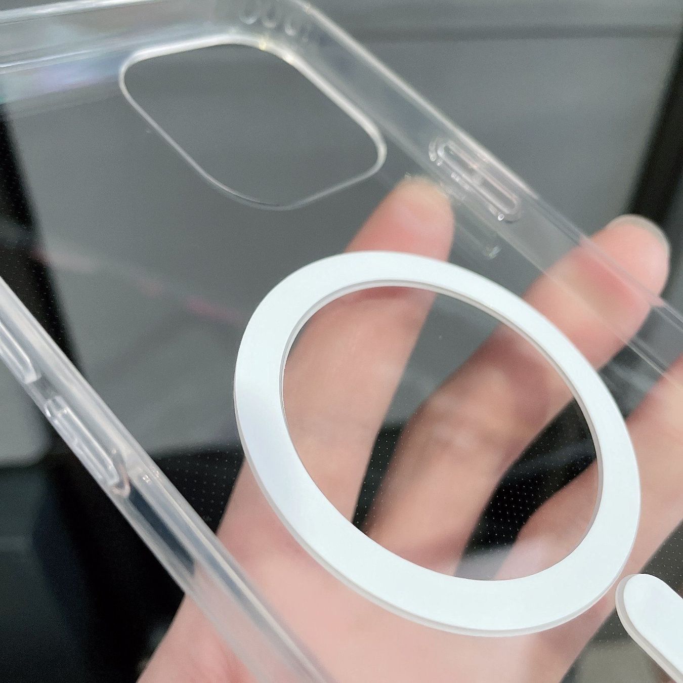 Cover & Protezioni schermo: iPhone 11- coque transparente magsafe aimant intégré – Nuovo e nell'imballaggio originale da Morges venduto da DigiAC 4