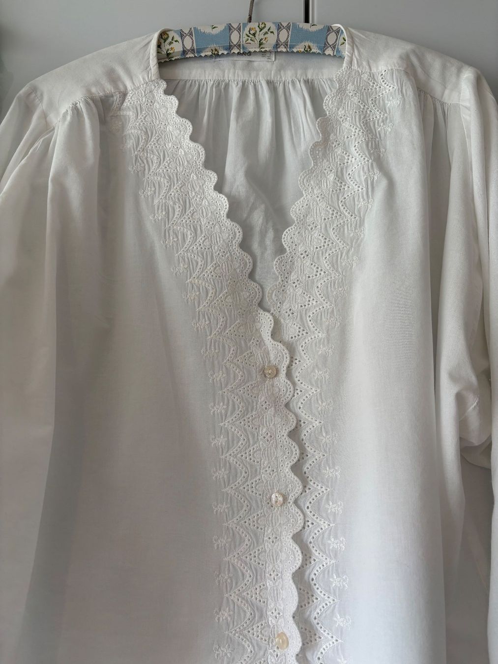 Mango Camicette: MANGO Bluse mit Lochstickerei Gr. M – Usato da Zürich venduto da missmodernage 1