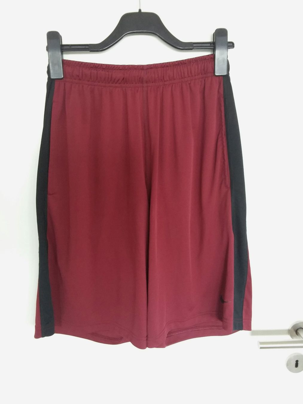 Nike Pantalons: NIKE kurze Trainerhose Gr M – D'occasion à Immensee par Btrutmann 1