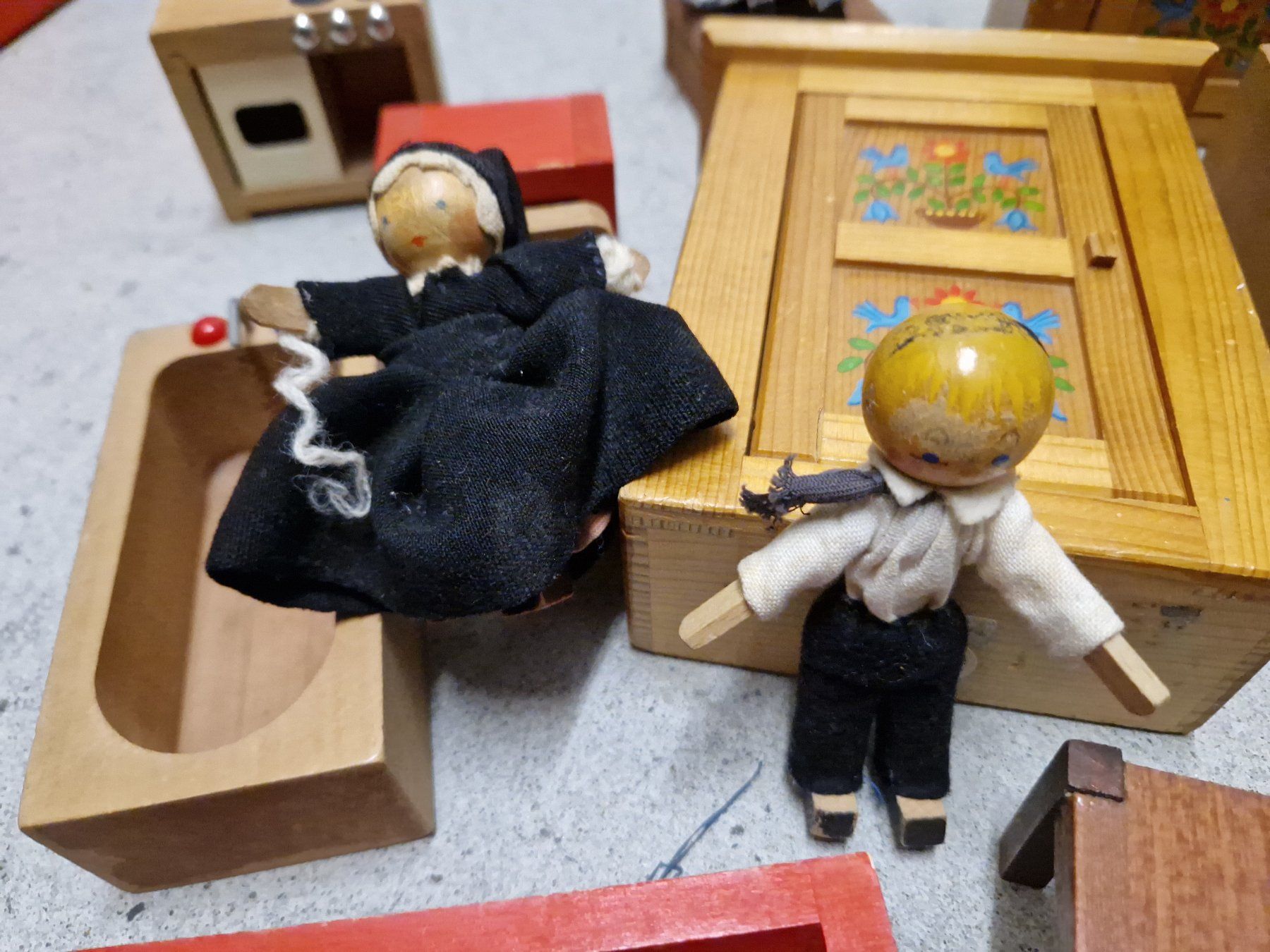Case e mobili per bambole: Antike Möbel und Figürchen für Bäbistube Puppenstube – Usato da Zürich venduto da Milarit1 3
