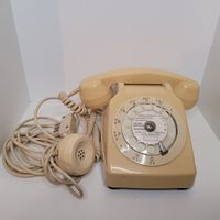 Ancien téléphone avec écouteur 