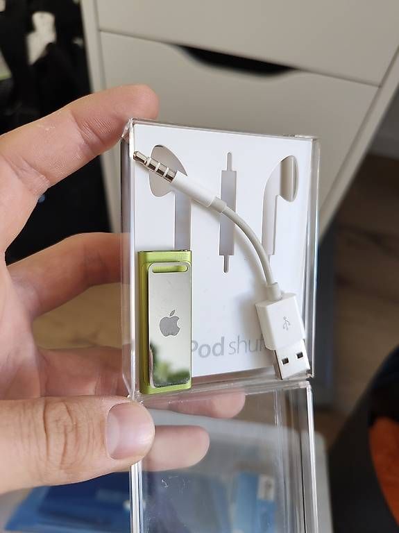 Lettore multimediale portatile: iPod Shuffle 2GB (2009) – Nuovo e nell'imballaggio originale da Lachen SZ venduto da Kamelfluesterer 3
