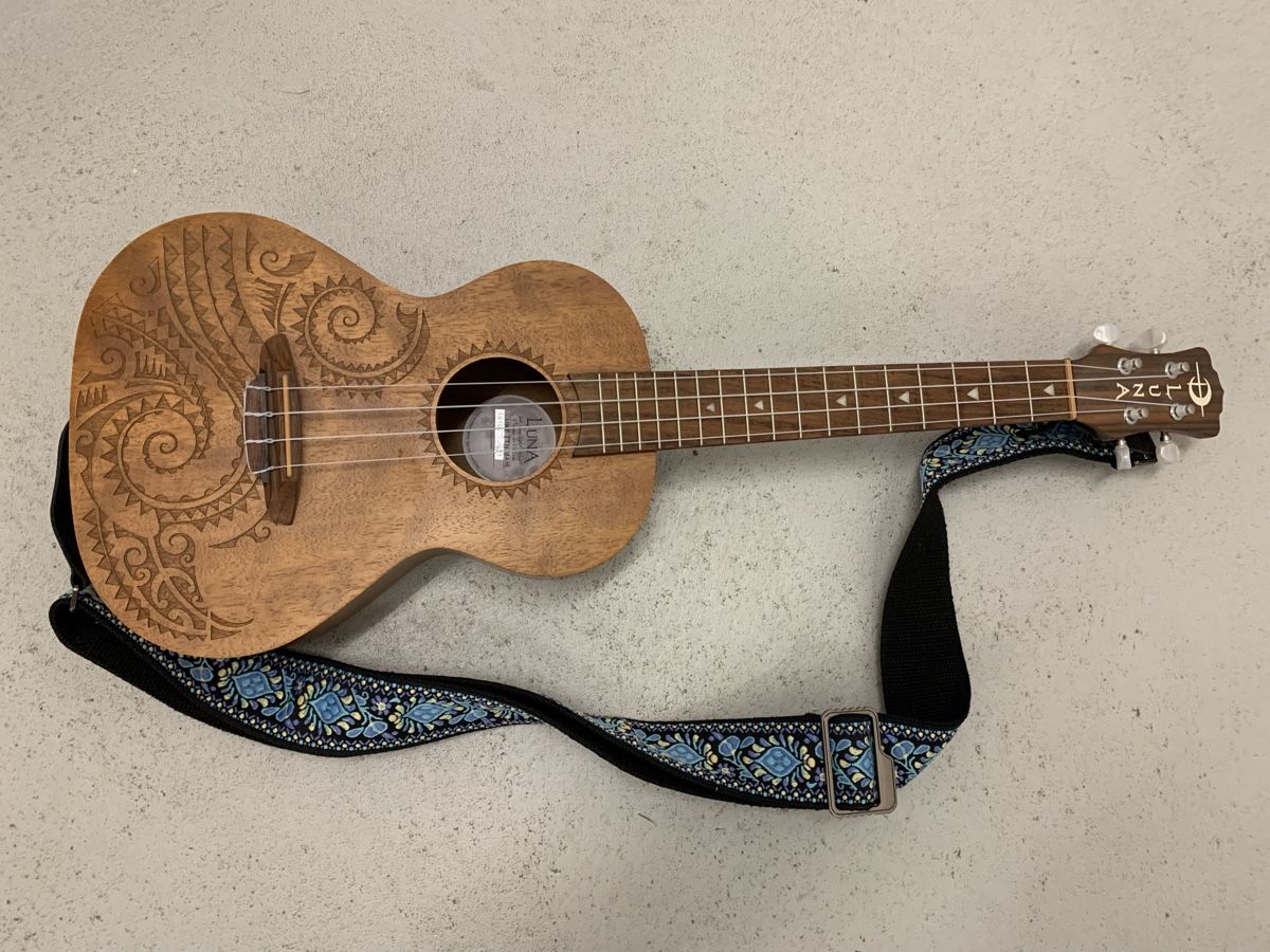Strumenti musicali: Tenor-Ukulele mit Lernheft – Nuovo (secondo la descrizione) da Hettlingen venduto da Timba02