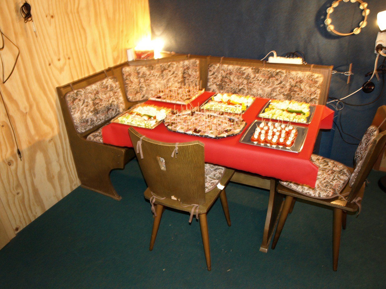 Set de table et chaises: Coin repas : banc d'angle, table, 2 chaises – D'occasion à Montpreveyres par top_gun5025
