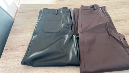Lot avec 2 Pantalons en similicuir tendance40, comme neufs