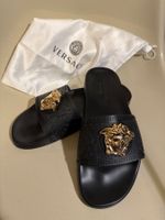 Claquettes Versace noir avec logo doré état neuf