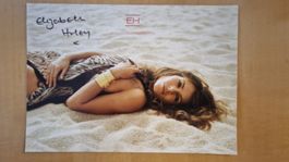 Elizabeth Hurley, Original Autogramm auf Karte in Farbe