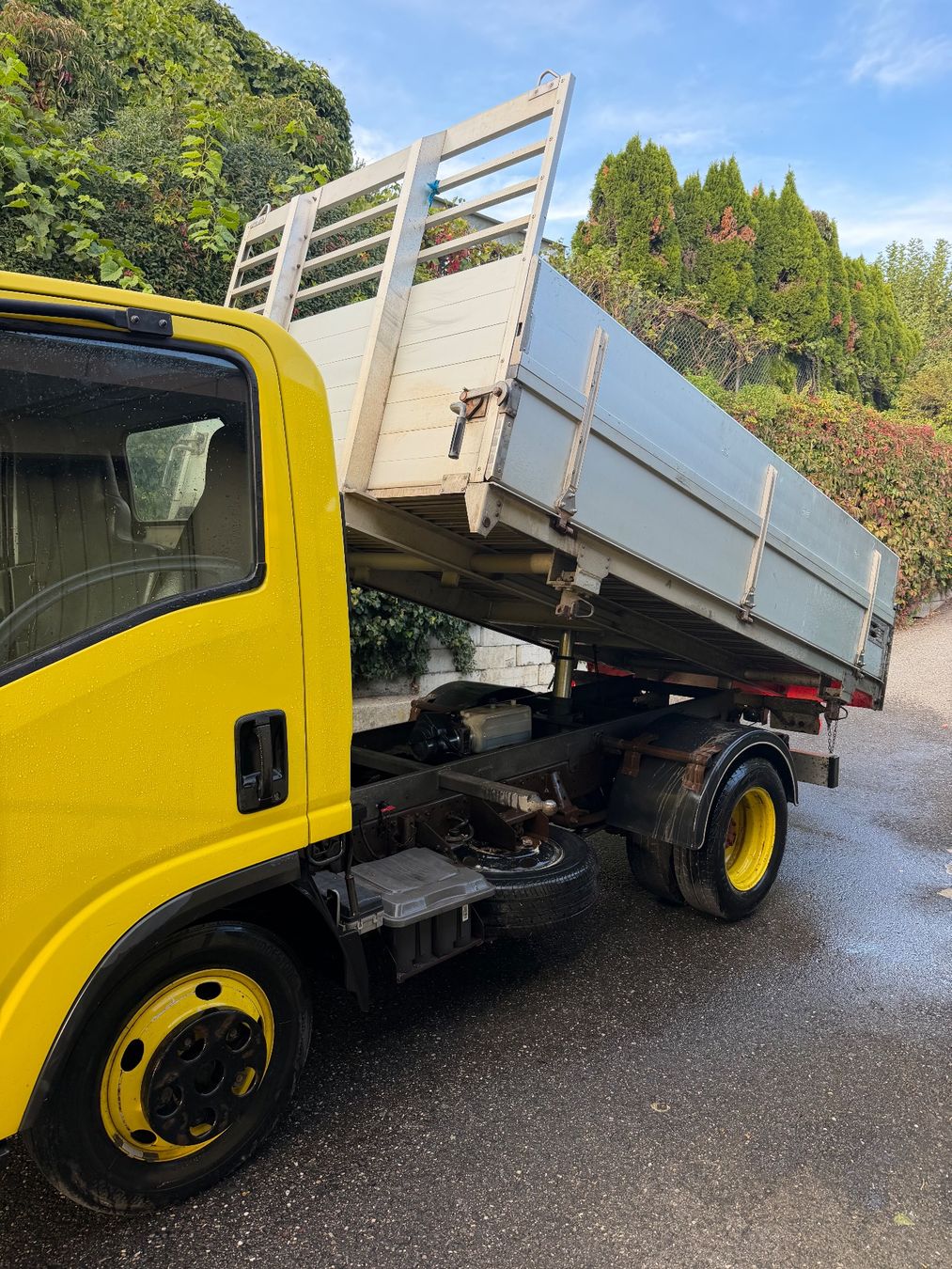 Camions-bennes: Isuzu Nlr85a – D'occasion à Eschen par fio_y5f8 2
