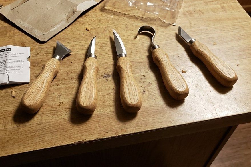 Tous les outils: 5x Holzschnitzwerkzeuge mit Eichenholzgriff Outils sculpture – Neuf avec emballage d'origine à Bremblens par UNSTOCK 1