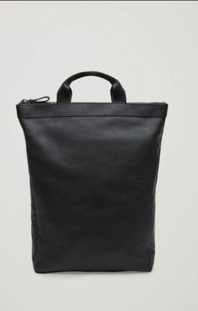 Schwarzer Rucksack aus Leder von COS
