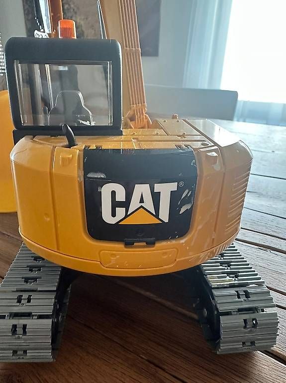 Giocattoli: CAT Bagger mit Helm – Usato da Weinfelden venduto da Pascal012 1
